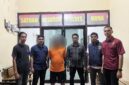 Plt. Kades Labulu-bulu saat diamankan Anggota Reskrim Polres Muna. (Foto:Fatih) 