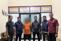 Plt. Kades Labulu-bulu saat diamankan Anggota Reskrim Polres Muna. (Foto:Fatih) 