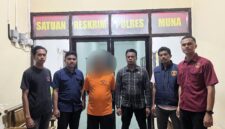 Plt. Kades Labulu-bulu saat diamankan Anggota Reskrim Polres Muna. (Foto:Fatih) 