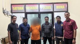 Plt. Kades Labulu-bulu saat diamankan Anggota Reskrim Polres Muna. (Foto:Fatih) 