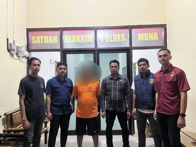 Plt. Kades Labulu-bulu saat diamankan Anggota Reskrim Polres Muna. (Foto:Fatih) 