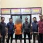 Plt. Kades Labulu-bulu saat diamankan Anggota Reskrim Polres Muna. (Foto:Fatih) 