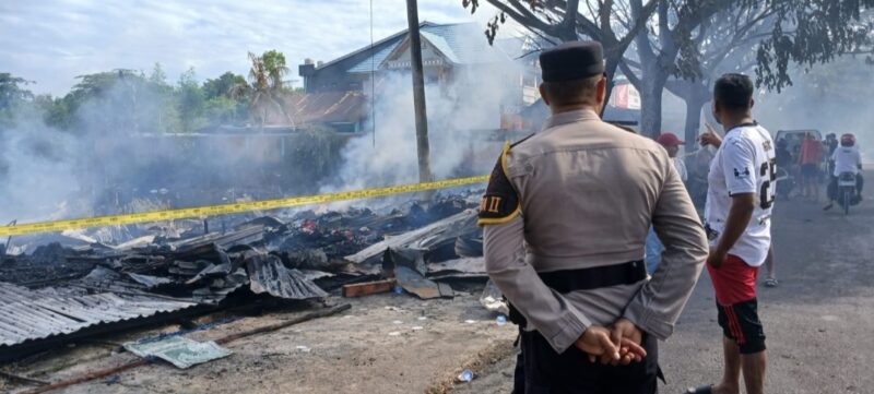 Kebakaran Kios Penjual RB di Pasar Laino. (Foto:Fatih) 
