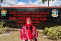 Kepala SMKN 1 Raha, Masrawati. (Foto:Afrizal) 