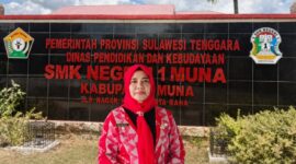 Kepala SMKN 1 Raha, Masrawati. (Foto:Afrizal) 