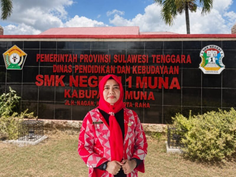 Kepala SMKN 1 Raha, Masrawati. (Foto:Afrizal) 