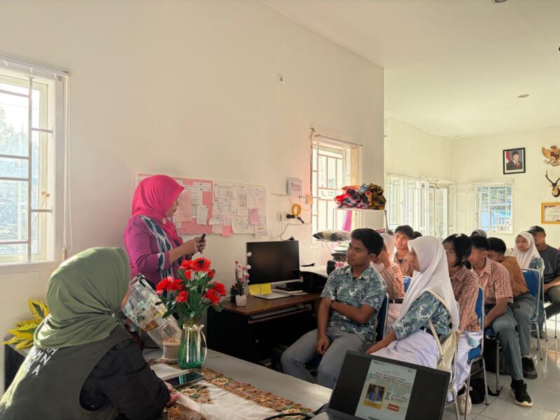 OSIS SMA Negeri 2 Raha saat mengikuti pelatihan pengolahan sampah menjadi cuan (Uang) di rumah BUMN PLN Kabupaten Muna. (Foto:Afrizal) 