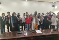 Ketua DPRD Muna, Muhamad Rahim bersama Mahasiswa yang tergabung Gerakan Mahasiswa Nasional Indonesia (GMNI) Muna. (Foto:Iman) 