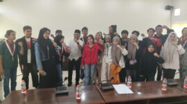 Ketua DPRD Muna, Muhamad Rahim bersama Mahasiswa yang tergabung Gerakan Mahasiswa Nasional Indonesia (GMNI) Muna. (Foto:Iman) 