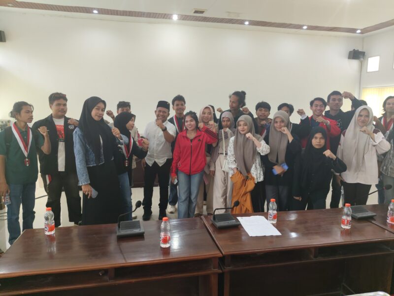 Ketua DPRD Muna, Muhamad Rahim bersama Mahasiswa yang tergabung Gerakan Mahasiswa Nasional Indonesia (GMNI) Muna. (Foto:Iman) 