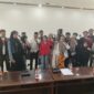 Ketua DPRD Muna, Muhamad Rahim bersama Mahasiswa yang tergabung Gerakan Mahasiswa Nasional Indonesia (GMNI) Muna. (Foto:Iman) 