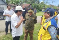 Anggota DPR RI, Ir. Ridwan Bae bersama Kepala Balai Jalan Nasional Wilayah  Sulawesi Tenggara, Haryono maupun Kadis PUPR Muna, Mustajab. (Foto:Iman) 