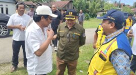 Anggota DPR RI, Ir. Ridwan Bae bersama Kepala Balai Jalan Nasional Wilayah  Sulawesi Tenggara, Haryono maupun Kadis PUPR Muna, Mustajab. (Foto:Iman) 