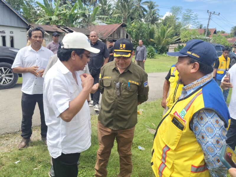 Anggota DPR RI, Ir. Ridwan Bae bersama Kepala Balai Jalan Nasional Wilayah  Sulawesi Tenggara, Haryono maupun Kadis PUPR Muna, Mustajab. (Foto:Iman) 