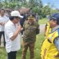 Anggota DPR RI, Ir. Ridwan Bae bersama Kepala Balai Jalan Nasional Wilayah  Sulawesi Tenggara, Haryono maupun Kadis PUPR Muna, Mustajab. (Foto:Iman) 