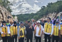 Anggota DPR RI, Ridwan Bae bersama Bupati Buteng, Azhari maupun Kepala Balai Jalan Nasional Wilayah  Sulawesi Tenggara, Haryono
 saat meresmikan Jalan Labungkari. (Foto:Iman) 