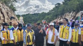 Anggota DPR RI, Ridwan Bae bersama Bupati Buteng, Azhari maupun Kepala Balai Jalan Nasional Wilayah  Sulawesi Tenggara, Haryono
 saat meresmikan Jalan Labungkari. (Foto:Iman) 