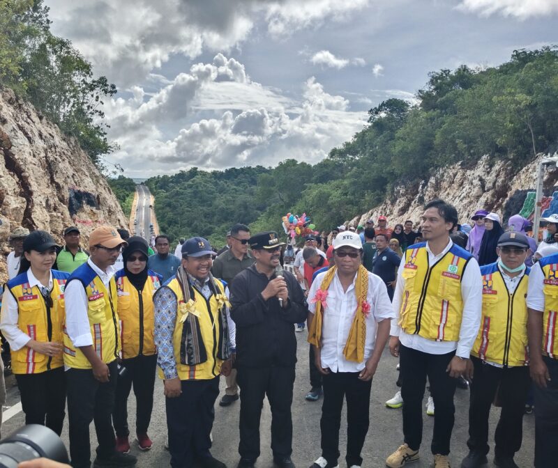 Anggota DPR RI, Ridwan Bae bersama Bupati Buteng, Azhari maupun Kepala Balai Jalan Nasional Wilayah  Sulawesi Tenggara, Haryono
 saat meresmikan Jalan Labungkari. (Foto:Iman) 