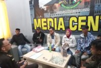 Masyarakat Desa Tapi-Tapi Kecamatan Marobo Kabupaten berdialog bersama Kasi Intel Kejari Muna, Hamrullah terkait laporan penggunaan dana desa Tapi-Tapi. (Foto:Afrizal) 