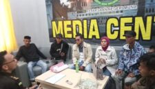 Masyarakat Desa Tapi-Tapi Kecamatan Marobo Kabupaten berdialog bersama Kasi Intel Kejari Muna, Hamrullah terkait laporan penggunaan dana desa Tapi-Tapi. (Foto:Afrizal) 