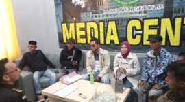 Masyarakat Desa Tapi-Tapi Kecamatan Marobo Kabupaten berdialog bersama Kasi Intel Kejari Muna, Hamrullah terkait laporan penggunaan dana desa Tapi-Tapi. (Foto:Afrizal) 