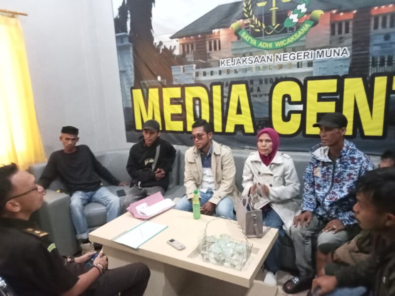 Masyarakat Desa Tapi-Tapi Kecamatan Marobo Kabupaten berdialog bersama Kasi Intel Kejari Muna, Hamrullah terkait laporan penggunaan dana desa Tapi-Tapi. (Foto:Afrizal) 