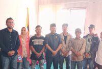 Ketua DPRD Muna, Muhamad Rahim bersama Warga Desa Tapi-Tapi usai berdialog menyampaikan dugaan penyalahgunaan DD oleh Kades Tapi-Tapi. (Foto:Afrizal) 
