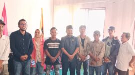 Ketua DPRD Muna, Muhamad Rahim bersama Warga Desa Tapi-Tapi usai berdialog menyampaikan dugaan penyalahgunaan DD oleh Kades Tapi-Tapi. (Foto:Afrizal) 