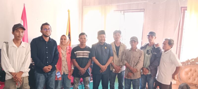 Ketua DPRD Muna, Muhamad Rahim bersama Warga Desa Tapi-Tapi usai berdialog menyampaikan dugaan penyalahgunaan DD oleh Kades Tapi-Tapi. (Foto:Afrizal) 