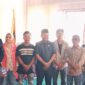 Ketua DPRD Muna, Muhamad Rahim bersama Warga Desa Tapi-Tapi usai berdialog menyampaikan dugaan penyalahgunaan DD oleh Kades Tapi-Tapi. (Foto:Afrizal) 