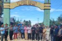 Ketua DPRD Muna, Wakil Ketua dan anggota DPRD lainnya membuka blokade jalan perbatasan Mantobua-Korihi bersama masyarakat dan Pemuda Lohia. (Foto:Iman) 