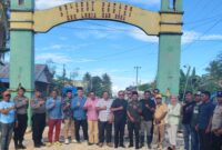 Ketua DPRD Muna, Wakil Ketua dan anggota DPRD lainnya membuka blokade jalan perbatasan Mantobua-Korihi bersama masyarakat dan Pemuda Lohia. (Foto:Iman) 