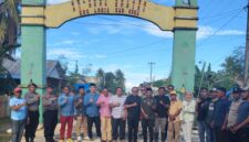 Ketua DPRD Muna, Wakil Ketua dan anggota DPRD lainnya membuka blokade jalan perbatasan Mantobua-Korihi bersama masyarakat dan Pemuda Lohia. (Foto:Iman) 