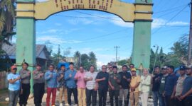 Ketua DPRD Muna, Wakil Ketua dan anggota DPRD lainnya membuka blokade jalan perbatasan Mantobua-Korihi bersama masyarakat dan Pemuda Lohia. (Foto:Iman) 
