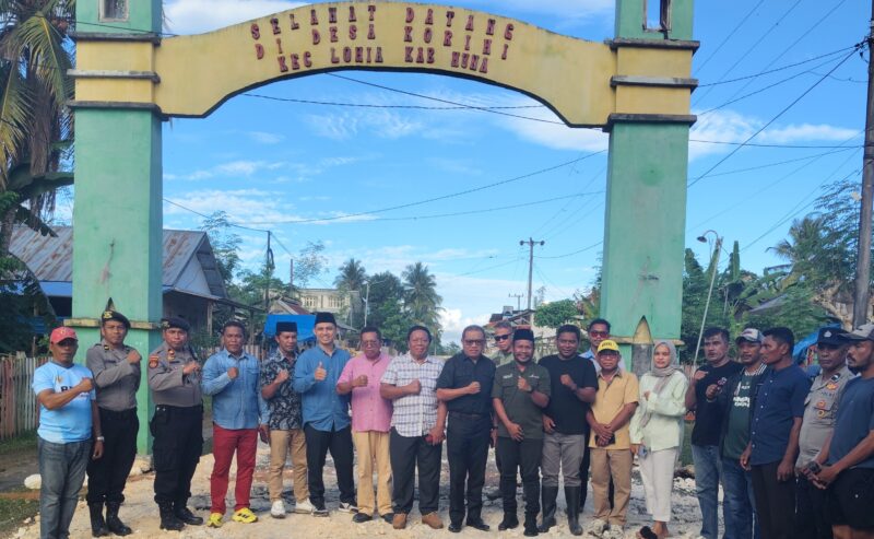 Ketua DPRD Muna, Wakil Ketua dan anggota DPRD lainnya membuka blokade jalan perbatasan Mantobua-Korihi bersama masyarakat dan Pemuda Lohia. (Foto:Iman) 