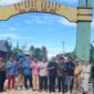 Ketua DPRD Muna, Wakil Ketua dan anggota DPRD lainnya membuka blokade jalan perbatasan Mantobua-Korihi bersama masyarakat dan Pemuda Lohia. (Foto:Iman) 