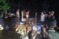 Wakil Bupati Muna, La Ode Asrafil, PPK BWS (Wagio) dan Kontraktor Pelaksana bersama salah warga Latampu membuka pagar pemalangan jalan Inspeksi pada pembangunan irigasi Laiba. (Foto:Iman) 