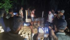 Wakil Bupati Muna, La Ode Asrafil, PPK BWS (Wagio) dan Kontraktor Pelaksana bersama salah warga Latampu membuka pagar pemalangan jalan Inspeksi pada pembangunan irigasi Laiba. (Foto:Iman)