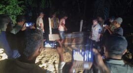 Wakil Bupati Muna, La Ode Asrafil, PPK BWS (Wagio) dan Kontraktor Pelaksana bersama salah warga Latampu membuka pagar pemalangan jalan Inspeksi pada pembangunan irigasi Laiba. (Foto:Iman) 
