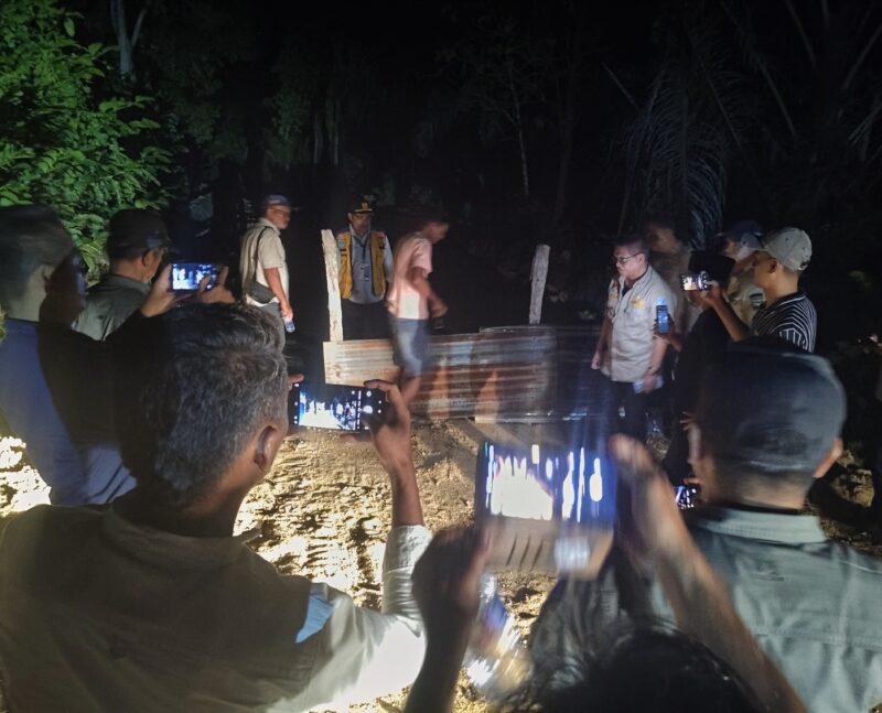 Wakil Bupati Muna, La Ode Asrafil, PPK BWS (Wagio) dan Kontraktor Pelaksana bersama salah warga Latampu membuka pagar pemalangan jalan Inspeksi pada pembangunan irigasi Laiba. (Foto:Iman) 