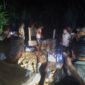 Wakil Bupati Muna, La Ode Asrafil, PPK BWS (Wagio) dan Kontraktor Pelaksana bersama salah warga Latampu membuka pagar pemalangan jalan Inspeksi pada pembangunan irigasi Laiba. (Foto:Iman) 