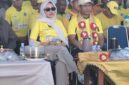 Bupati Mubar, La Ode Darwin saat didampingi Istrinya Rhika Purwaningsih Darwin di  Pembukaan Sepak bola Darwin CUP 1 di Kecamatan Napabalano. (Foto:Iman) 