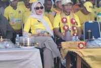 Bupati Mubar, La Ode Darwin saat didampingi Istrinya Rhika Purwaningsih Darwin di  Pembukaan Sepak bola Darwin CUP 1 di Kecamatan Napabalano. (Foto:Iman) 