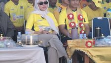 Bupati Mubar, La Ode Darwin saat didampingi Istrinya Rhika Purwaningsih Darwin di Pembukaan Sepak bola Darwin CUP 1 di Kecamatan Napabalano. (Foto:Iman)