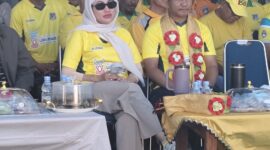Bupati Mubar, La Ode Darwin saat didampingi Istrinya Rhika Purwaningsih Darwin di  Pembukaan Sepak bola Darwin CUP 1 di Kecamatan Napabalano. (Foto:Iman) 