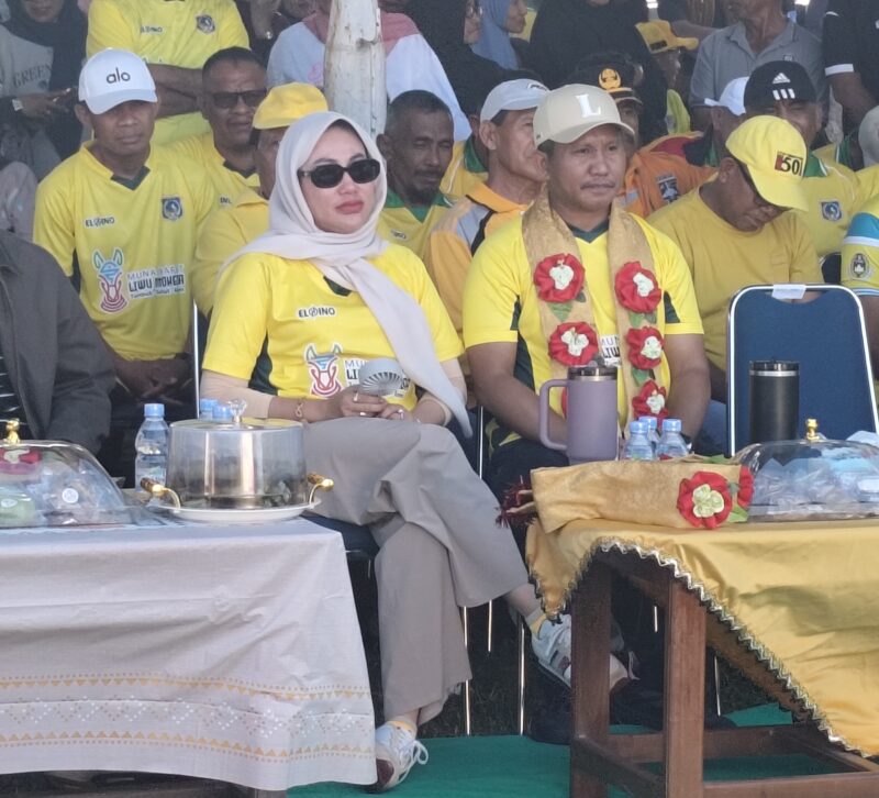 Bupati Mubar, La Ode Darwin saat didampingi Istrinya Rhika Purwaningsih Darwin di  Pembukaan Sepak bola Darwin CUP 1 di Kecamatan Napabalano. (Foto:Iman) 