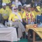 Bupati Mubar, La Ode Darwin saat didampingi Istrinya Rhika Purwaningsih Darwin di  Pembukaan Sepak bola Darwin CUP 1 di Kecamatan Napabalano. (Foto:Iman) 