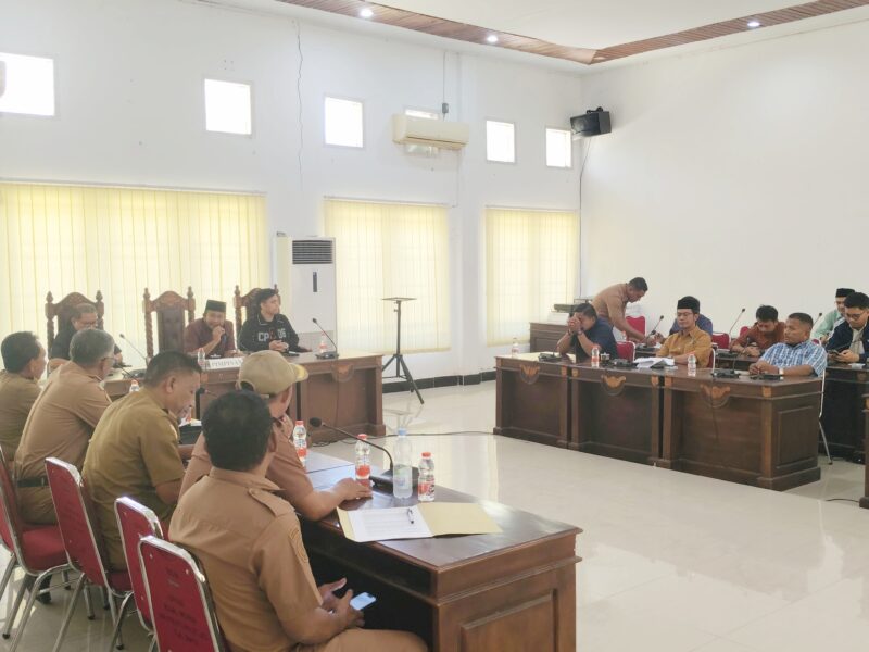 Rapat Gabungan Komisi I dan Komisi III DPRD Muna bersama Asisten III, Dikbud dan BKPSDM Muna. (Foto:Iman) 