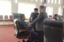 Ketua DPRD Muna, Muhamad Rahim saat berdiskusi dengan Ketua Pansus, Rasmin. (Foto:Iman) 
