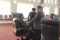 Ketua DPRD Muna, Muhamad Rahim saat berdiskusi dengan Ketua Pansus, Rasmin. (Foto:Iman) 